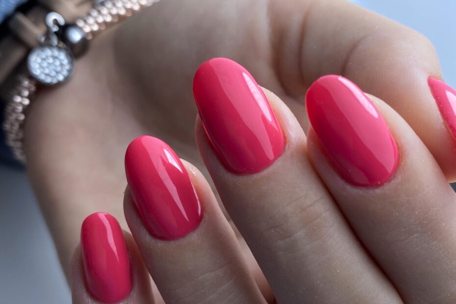 dlaczego żel odchodzi od wolnego brzegu, rózowe paznokcie