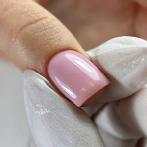 Baza hybrydowa Naked Base Pink nałożona na paznokieć